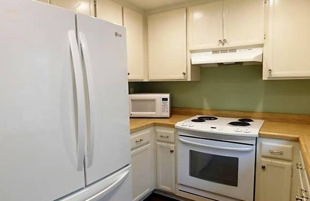 Escondido 3 Br Gated LOVELY Townhome 2 patios,2prkg spots $3490 Gallery 4