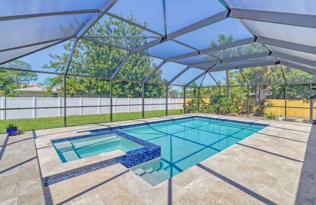 3 Bedroom, 2 Bath Home with Pool Near Siesta Key Gallery 4