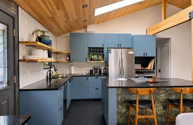 Fully Furnished and Renovated Top-Floor Unit with Prime Olympic Mountain Views Gallery 3