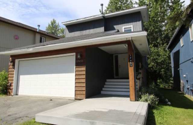 Cozy 3 Bedroom, 2.5 Bath Home in Eagle River Gallery 4