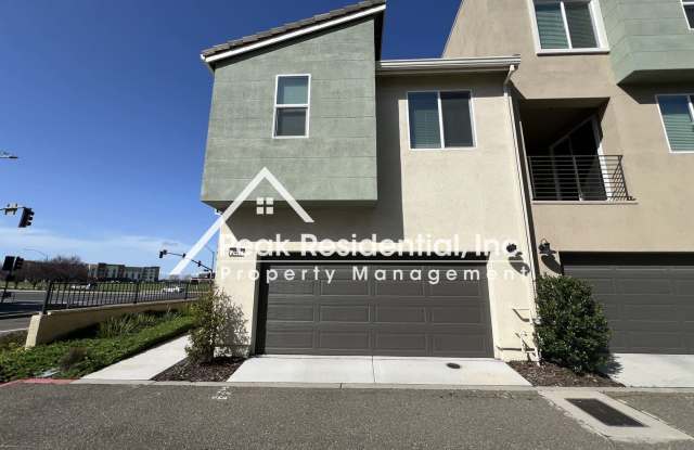Wonderful 3bd/2.5ba North Natomas Townhouse Gallery 1