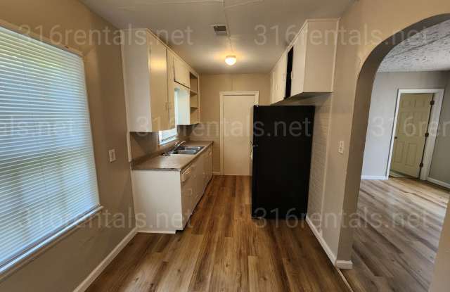 $975 - 3 bedroom / 1 bathroom - Single Family Home Gallery 3
