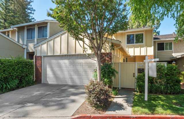 Beautifully Remodeled 3 Bed, 2.5 Bath, 1,796 Sqft Walnut Creek Townhouse Available 03/26 For Lease! - 332 Kinross Drive, Walnut Creek, CA 94598