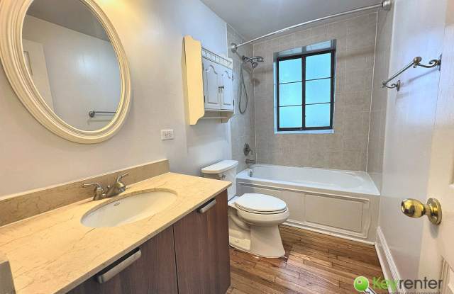 Lakefront Living in East Rogers Park! Gallery 1