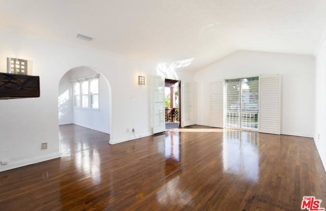 1021 South HAYWORTH Avenue Gallery 2