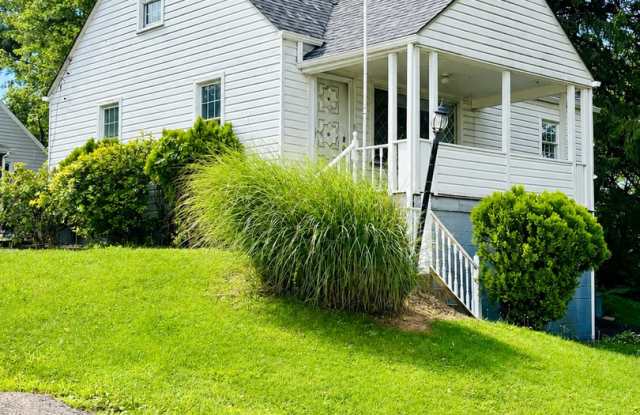 Cute Cape Cod in South Park Gallery 3