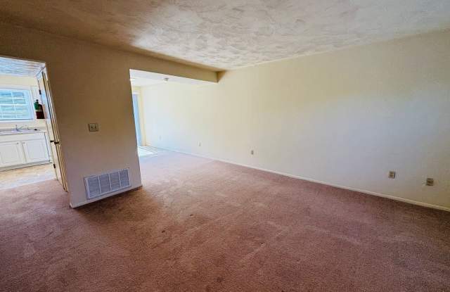 2 Bedroom, 1.5 Bath Townhouse Gallery 4