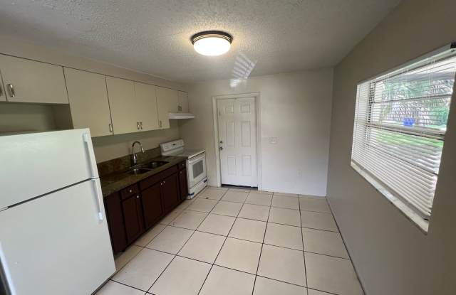 FORT MYERS ** 2 BED-1 BATH UNFURNISHED FIRST FLOOR APARTMENT AVAILABLE FOR A LONG-TERM TENANT ** PET FRIENDLY ** Gallery 3