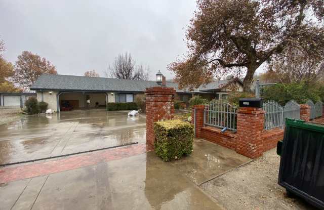 Lake Hughes Gated 3 bedroom Gallery 1