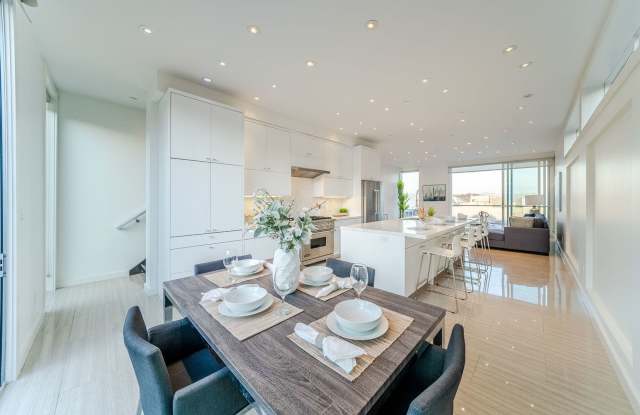 Telegraph Hill Luxury 3 Level, 3 Bed / 2 Bath condo, 2 Decks, Views - A MUST SEE! photos photos