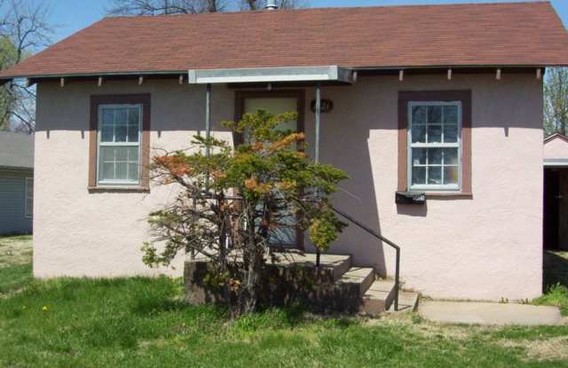 Cozy 2 bedroom house in middle of Springfield! - 1421 West Hovey Street, Springfield, MO 65802