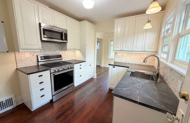 Charming Craftsman in Phinney Ridge - AVAILABLE NOW! Gallery 3