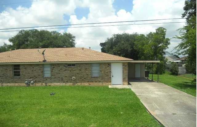 406 BARRIERE Road - 406 Barriere Rd, Belle Chasse, LA 70037