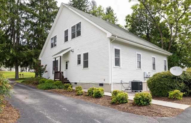 Spacious 3BR Townhome by the Bus Stop Gallery 4