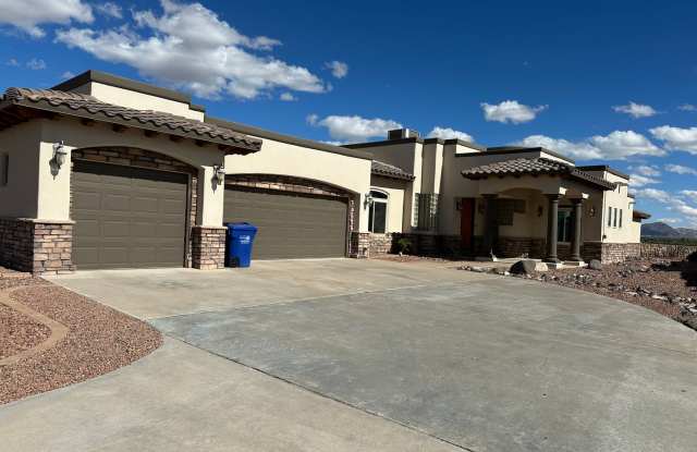 Stunning Luxury Home with Private Pool & Hot Tub! Gallery 3