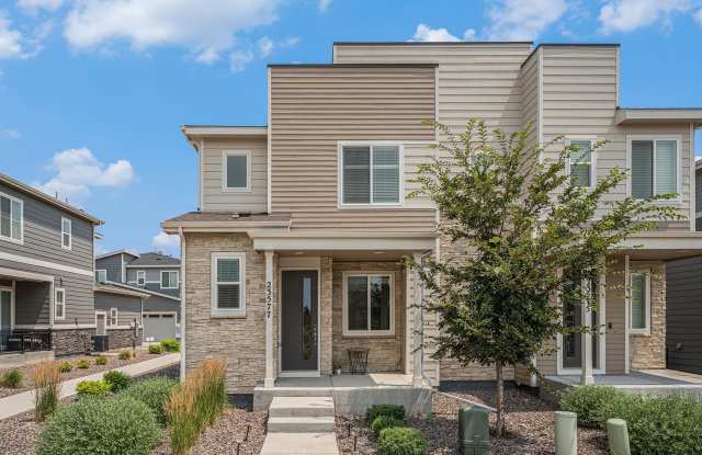 Spacious 3 bedroom home in the heart of Lynn Knoll Aurora! photos photos