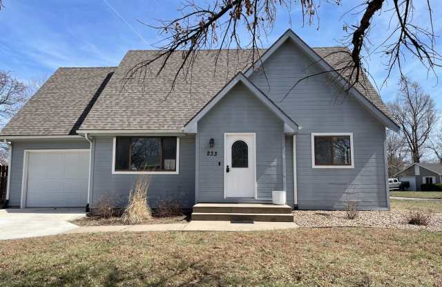 GREAT FAMILY HOME! FULLY FENCED YARD! photos photos