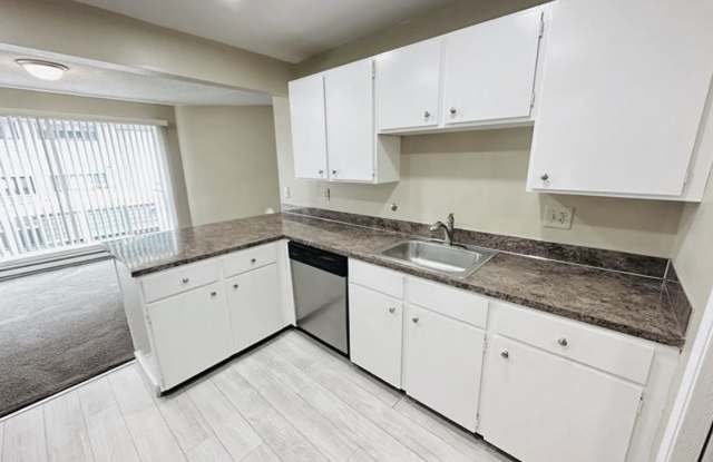 Spacious 2BR/2BA Condo by Jackson Park Golf Course | Pool Access Gallery 4