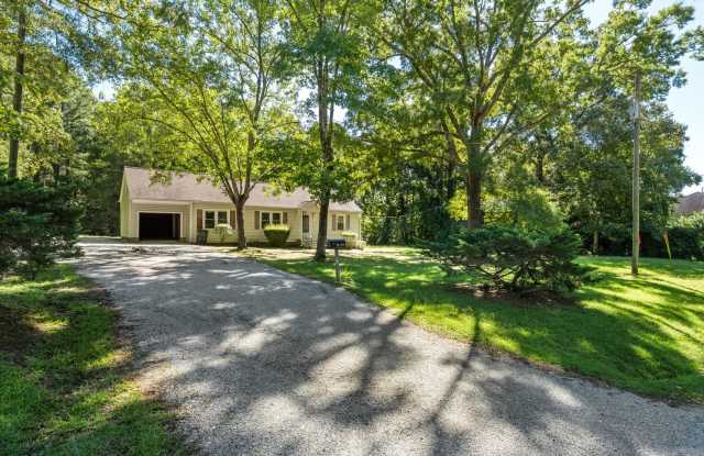 3 Bedroom House on One Acre of Land - Lawn Care Included! Gallery 1
