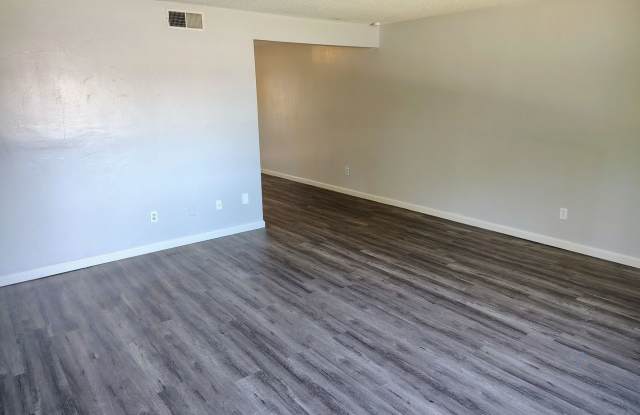 Spacious 3 bedroom 2 bathroom townhouse in Central Bakersfield! photos photos