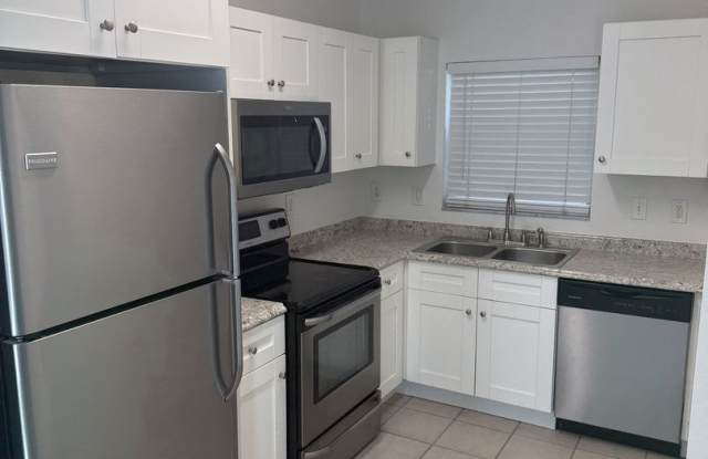 Unit B: 2BR 1BA with Vaulted Ceilings and Private Backyard, Clearwater Gallery 4