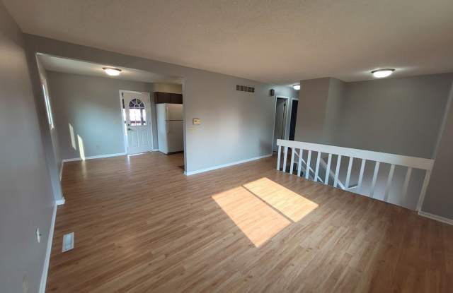 4 Bedroom, 1.5 Bathroom home with fenced yard and covered rear deck Gallery 1