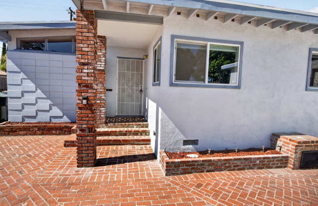 Beautiful 4-Bedroom Apartment with Pool, Garage & In-Unit Laundry in Fullerton Gallery 3