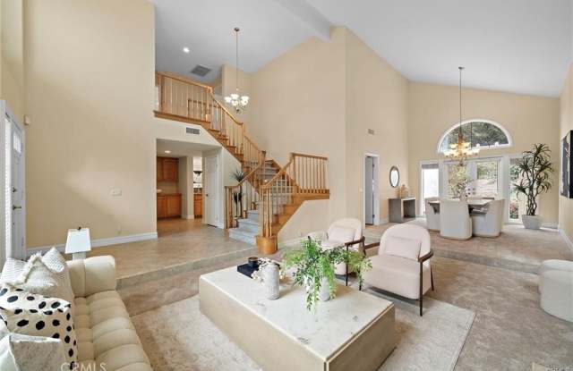 2811 N Roxbury photos photos