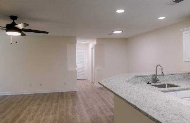 4442 Gold Flower Loop - 7H2 photos photos