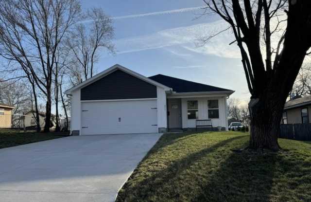 COMING SOON: BEAUTIFUL 3 BEDROOM / 2 BATHROOM HOUSE LOCATED IN JOPLIN MO WITH FENCED IN YARD! photos photos