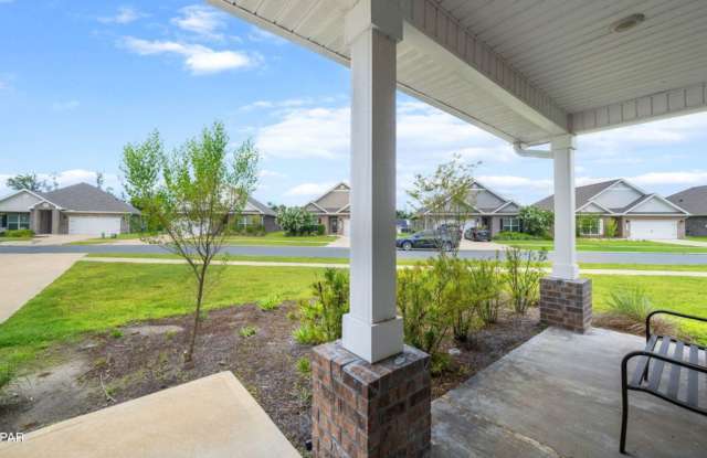 Spacious 5-Bedroom Home + Separate Office in Lynn Haven! Gallery 3