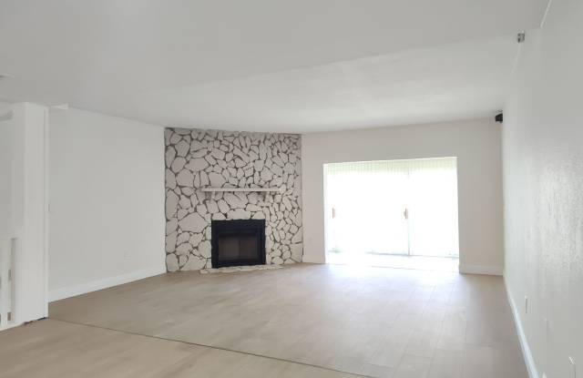 3 BR 2.5BA Remodeled Townhome in Treasure Island, FL Gallery 3