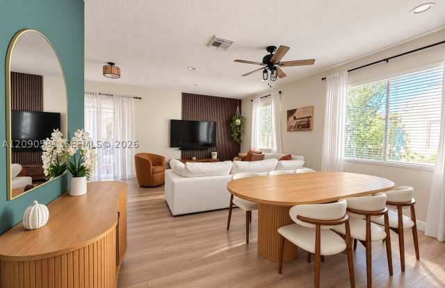 2913 S Greenleaf Cir Gallery 1
