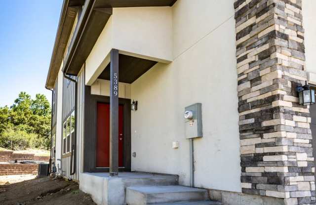 Stunning Like New 3 Bedroom Townhome Gallery 3
