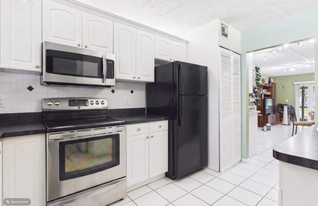 8511 OLD COUNTRY Manor Gallery 4