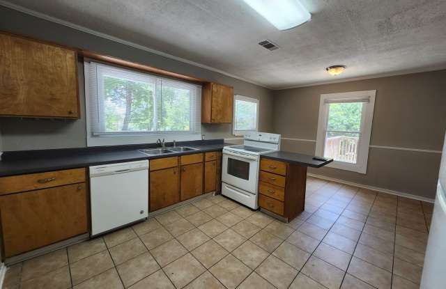 3 bedroom 2 bath home with Den in Convenient Location Gallery 3