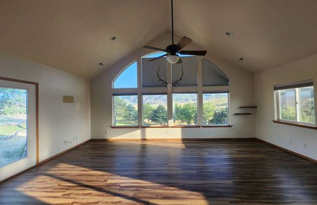 Panoramic Rattlesnake Hills View Home on Nearly 3 Acres photos photos
