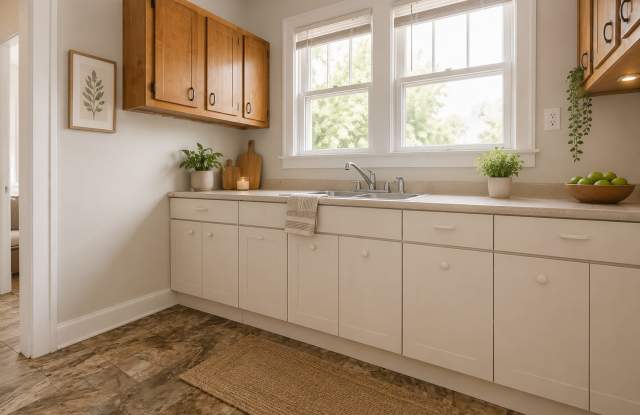 1220 W 1st St - Move-In Ready 2-Bedroom Home with Garage, Basement & Fenced Yard! Gallery 3
