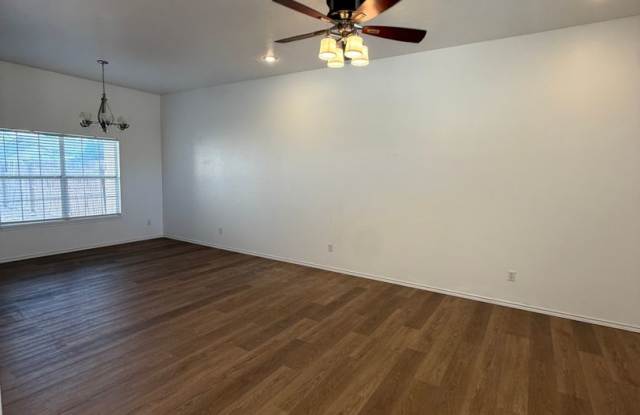Very nice 3 bedroom 2 bath with garage Gallery 3