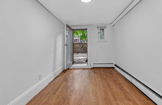 16 Yarmouth St., 1 Gallery 2