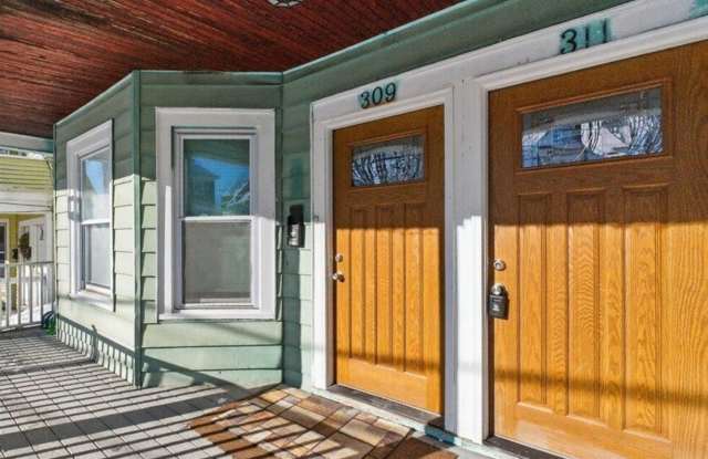 Charming 3BR Duplex in Schenectady Gallery 3