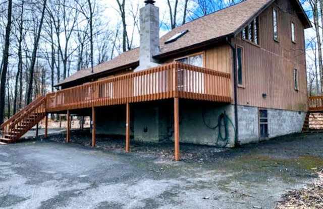 139 Dunchurch Drive - 139 Dunchurch Drive, Saw Creek, PA 18324