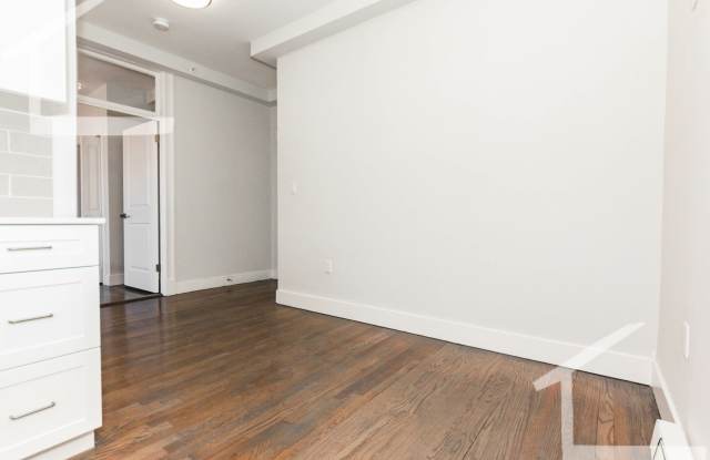Great Studio with Laundry in Unit Gallery 3