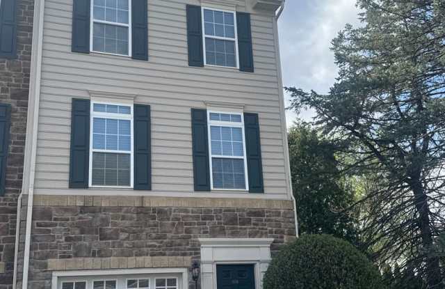 Modern 3 Bedroom Townhome with easy access to 78 photos photos