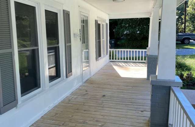 2-3 BED, 1 BATH HOME WITH WRAP AROUND PORCH! Gallery 4