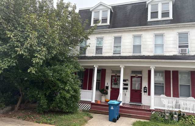 3rd Floor Spacious 1 Bedroom, Fire Escape Entrance Only-West York photos photos