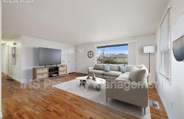 1555 W Pearl St. photos photos