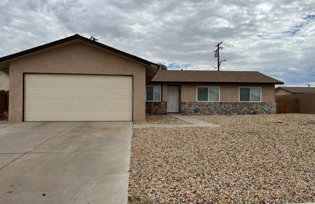 Beautiful 4 Bedroom 2 Bathroom House Located Near Drive In Theater Gallery 1