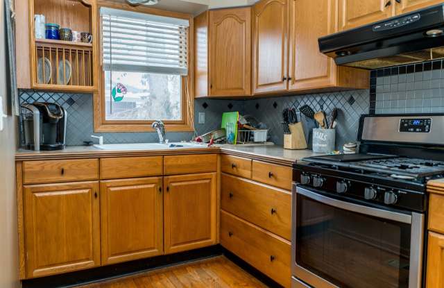 Centrally located bungalow! Gallery 4