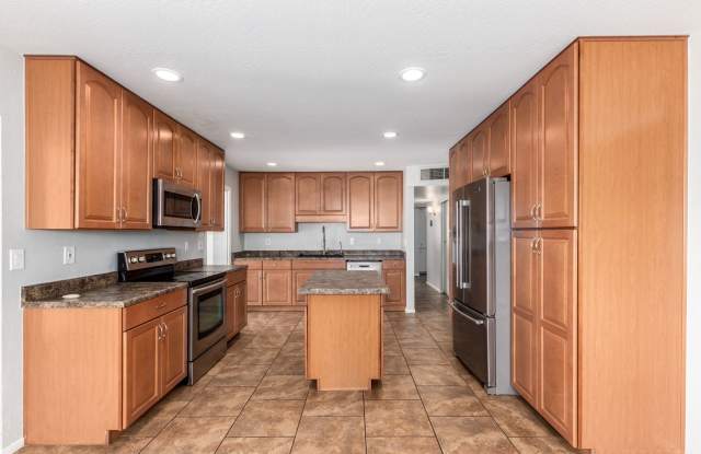 Beautiful 5 bedroom 2 bathroom home in Tempe with huge backyard! photos photos